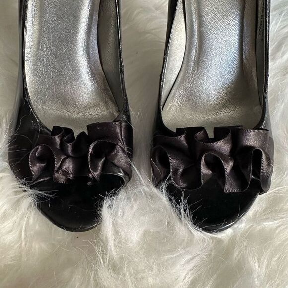 Carlos by Carlos Santana  black peep toe heel, satin black front detailing - Picture 2 of 8